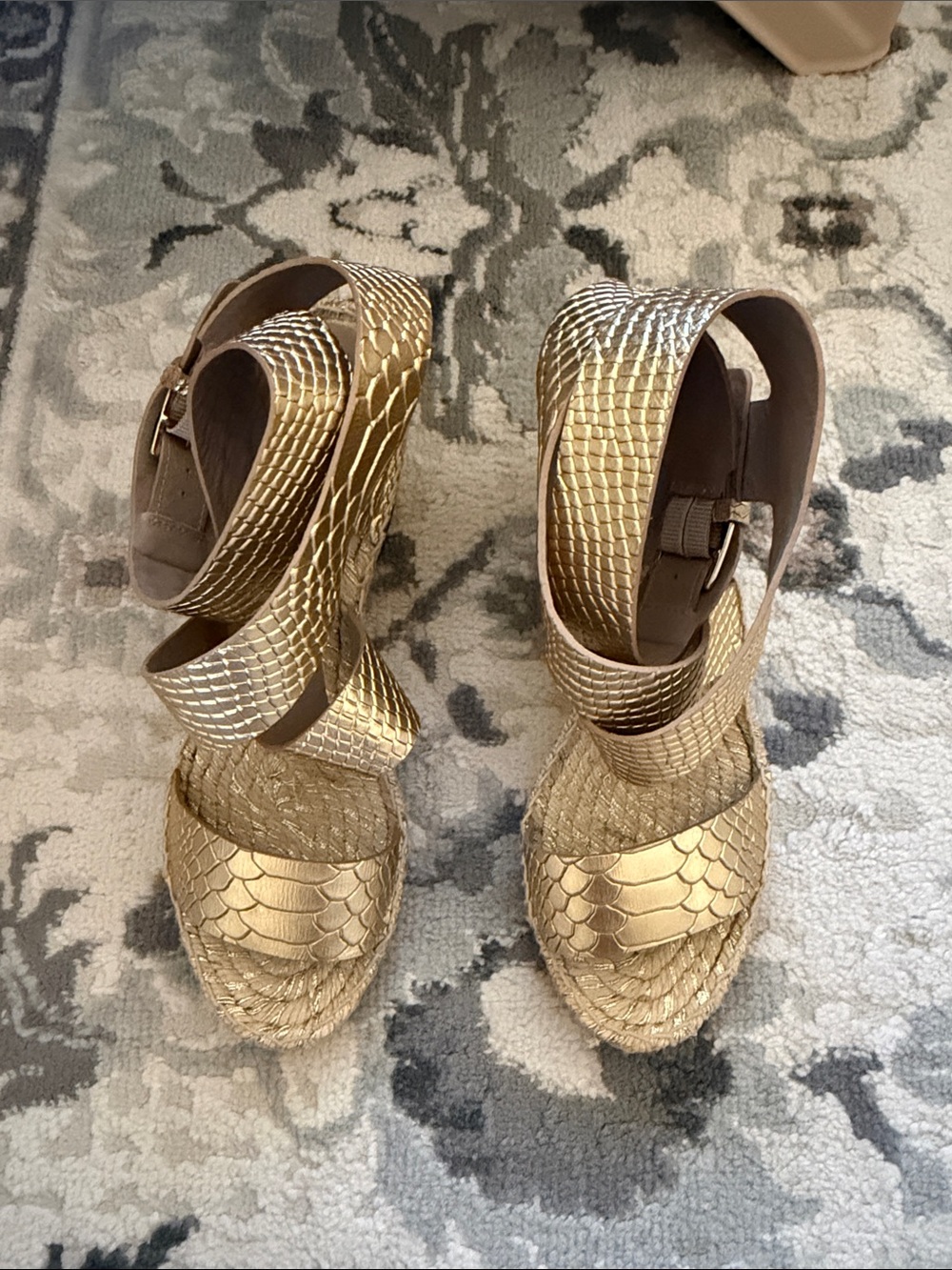 EUC DONALD PLINER Gold Espadrille Wedge Sandals - Women SIZE 9 - Picture 2 of 3